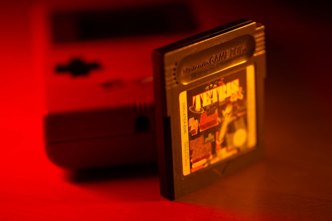 Een tweedehands game-cartridge op een houten bureau, klaar voor verzending.