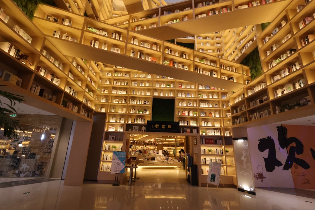 Interieur van een boekhandel met houten boekenkasten en warm licht.