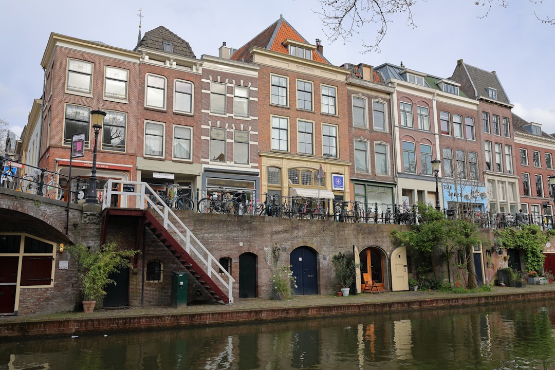 Utrechtse gracht overdag, typische panden met luiken.